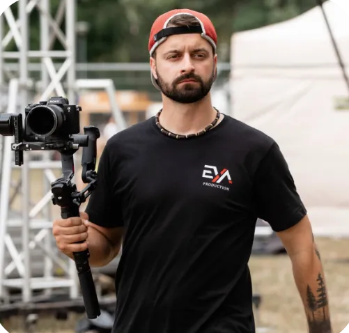 Pavel Kozaňák s kamerou na gimbalu při natáčení na festivalu